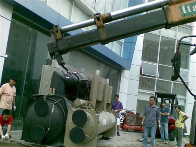 贡井区随车吊和汽车吊的核心区别是什么？哪种更省钱？